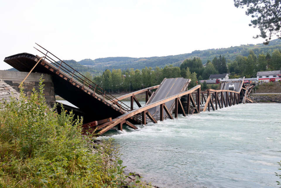 Trettenbron i Gudbrandsdalen har rasat samman. Foto: Geir Olsen/NTB/TT Trettenbron i Gudbrandsdalen har rasat samman. Foto: Geir Olsen/NTB/TT