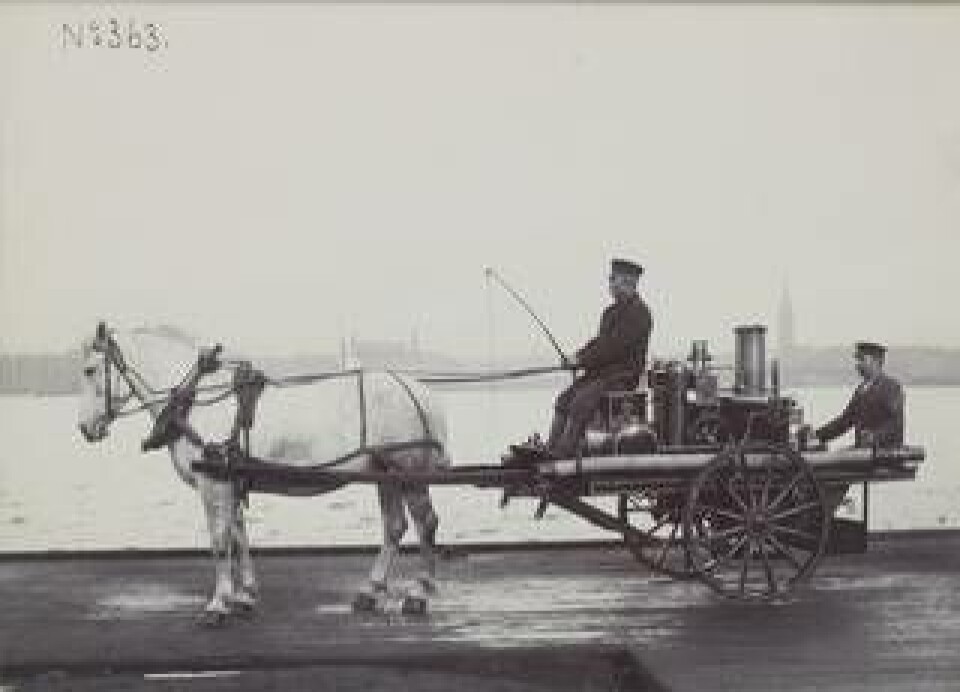 Produktbild från Ludwigsbergs Werkstad på en droska med ångspruta för brandsläckning. Pumpen är ångdriven, men det dröjde innan även vagnen blev det. Foto: TEKNISKA MUSEET Produktbild från Ludwigsbergs Werkstad på en droska med ångspruta för brandsläckning. Pumpen är ångdriven, men det dröjde innan även vagnen blev det. Foto: TEKNISKA MUSEET