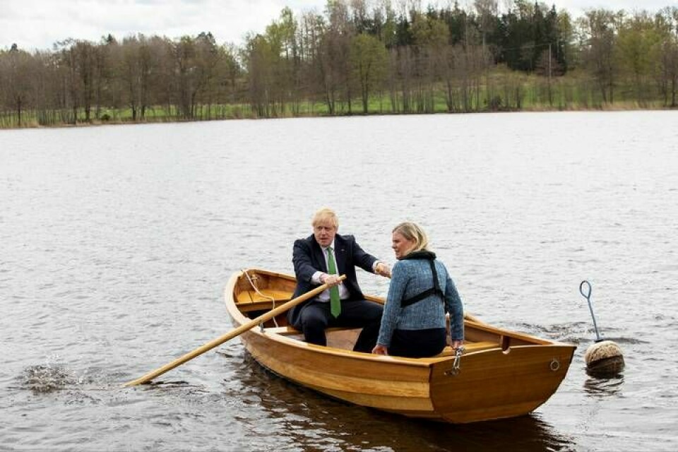 Statsminister Magdalena Andersson och Storbritanniens premiärminister Boris Johnson ror en nybyggd klinkbåt vid besök på Harpsund.
