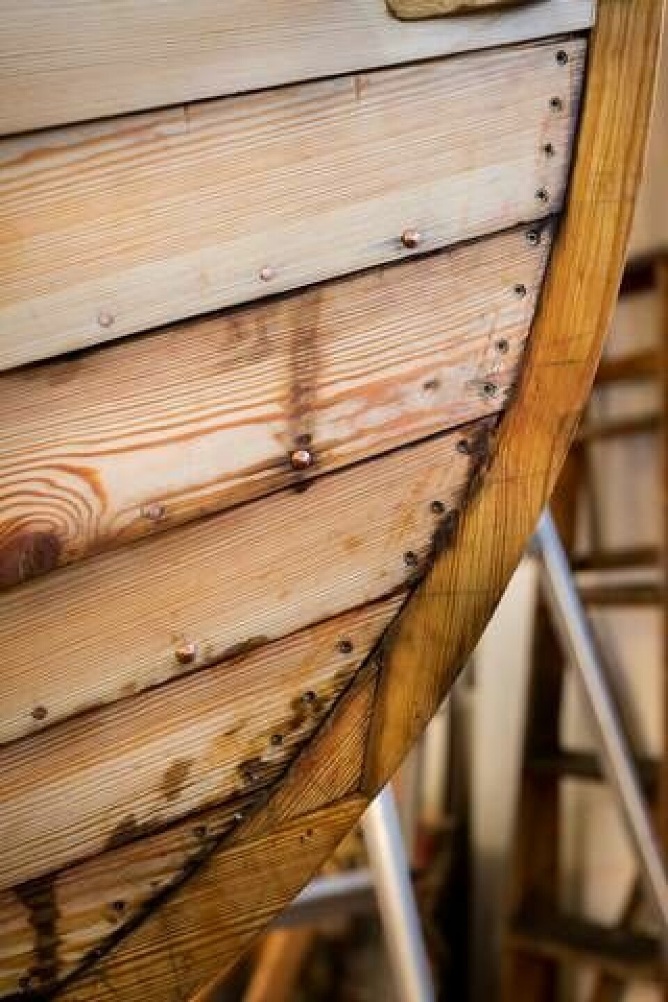 Hur klinkbåtarna fogats samman har utvecklats under historiens gång, från träplugg och rötter vidare till järn- och kopparspik. Foto: Fredrik Sederholm