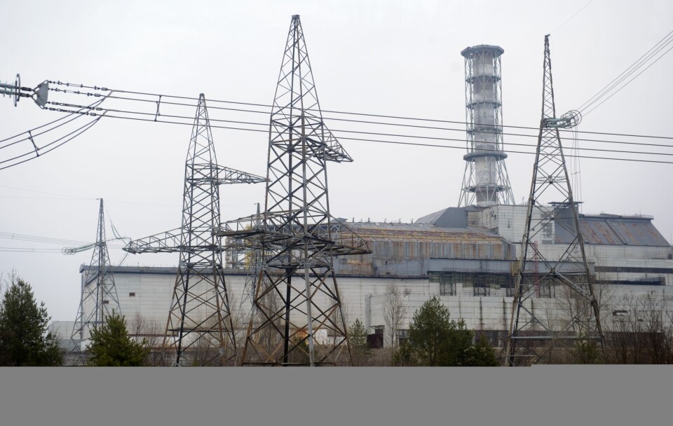 Sarkofagen över reaktor 4 i Tjernobyl. Ledningarna är kapade och hänger lösa från kraftledningarna. Foto: Henrik Montgomery/TT Sarkofagen över reaktor 4 i Tjernobyl. Ledningarna är kapade och hänger lösa från kraftledningarna. Foto: Henrik Montgomery/TT