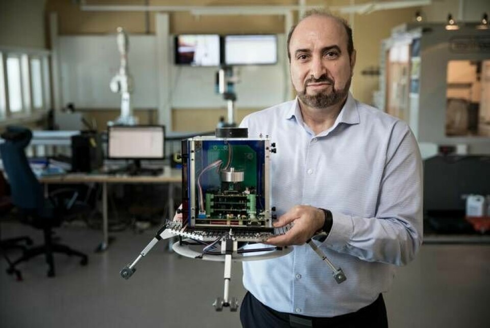 Reza Emami, professor i rymdtekniska system vid Luleå tekniska universitet, visar upp en liten kubsatellit under invigningen av Nanosat Lab i Kiruna. Foto: Fredric Alm