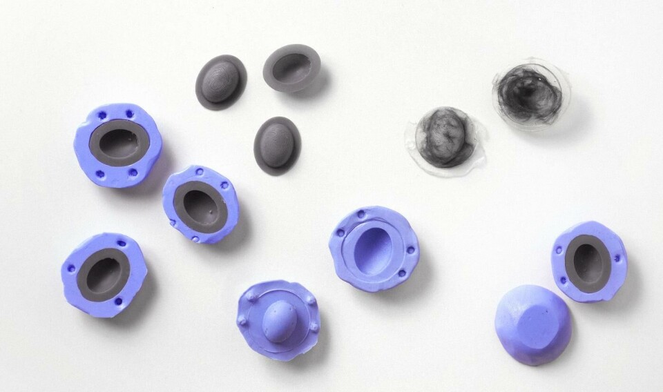 Fingeravtrycksringen har en 'sten' av syntetharts och kolfiber med värmeledande fibrer och ett tryckt fingeravtrycksmönster. Foto: Anders Bagnegaard Fingeravtrycksringen har en 'sten' av syntetharts och kolfiber med värmeledande fibrer och ett tryckt fingeravtrycksmönster. Foto: Anders Bagnegaard