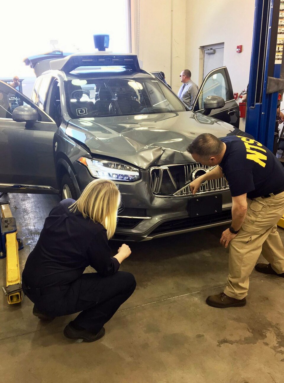 Volvo-suven undersöks av utredare efter dödsolyckan i Arizona. Foto: National Transportation Safety Board via AP / TT Volvo-suven undersöks av utredare efter dödsolyckan i Arizona. Foto: National Transportation Safety Board via AP / TT
