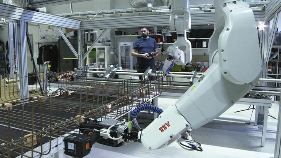 Tillsammans med Robotdalen har Skanska tidigare utvecklat ett testkoncept i skala 1:2, där tre industrirobotar byggde armeringskorgar utifrån 3d bim-modeller. Foto: Robotdalen