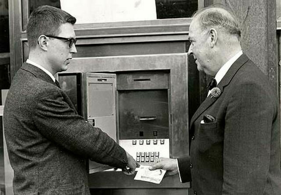 Tore Vadling, till höger, assisterad av Lars Arfvidson, gjorde Sveriges första bankomatuttag i juli 1967. Foto: Sture Foto / Uppsala