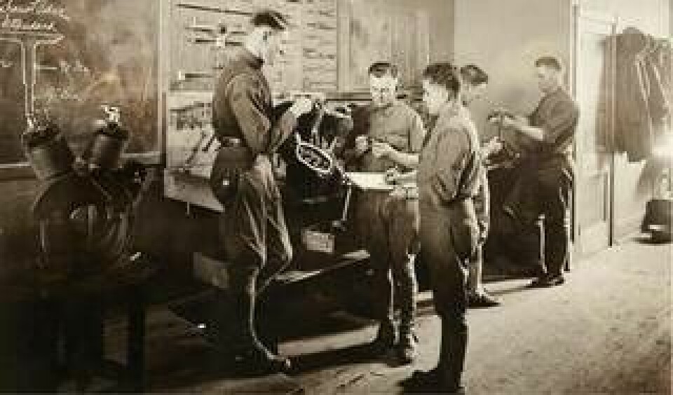 1917 grundade H-D en mekanikerskola för att tillfredsställa det stora behovet av servicemekaniker i kriget. Denna bild togs 1917 eller 1918 och visar några studenter som plockar isär en motor. Foto: Foto: Harley Davidson