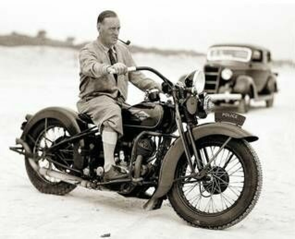 Brittiske racerföraren Sir Malcolm Campbell poserar med en H-D 1935. Foto: Foto: Harley Davidson