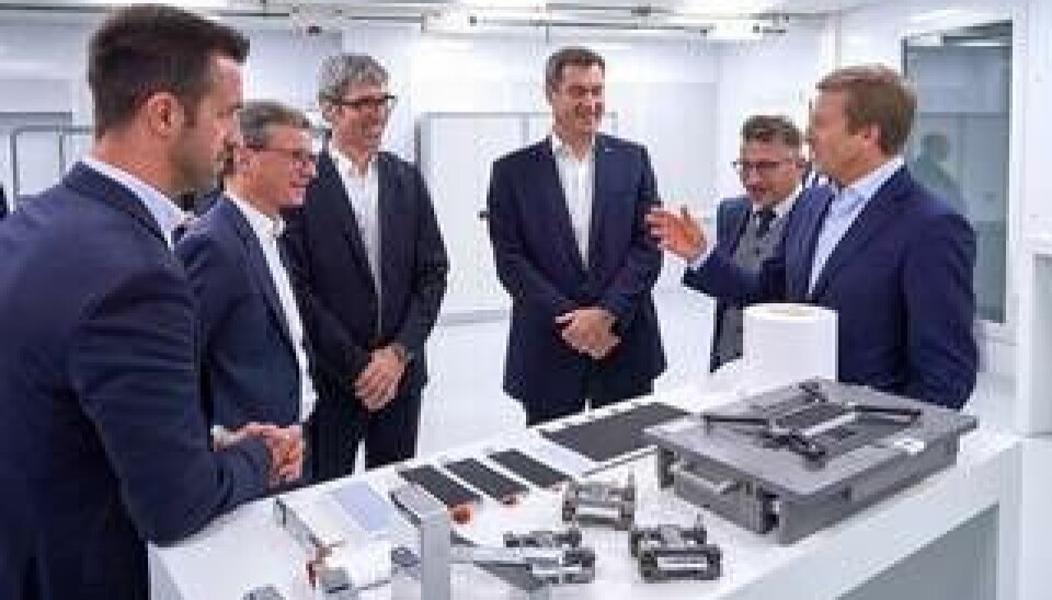 Oliver Zipse förevisar den nya kompetensanläggningen för battericeller för Markus Söder, Bayerns ministerpresident. Foto: BMW