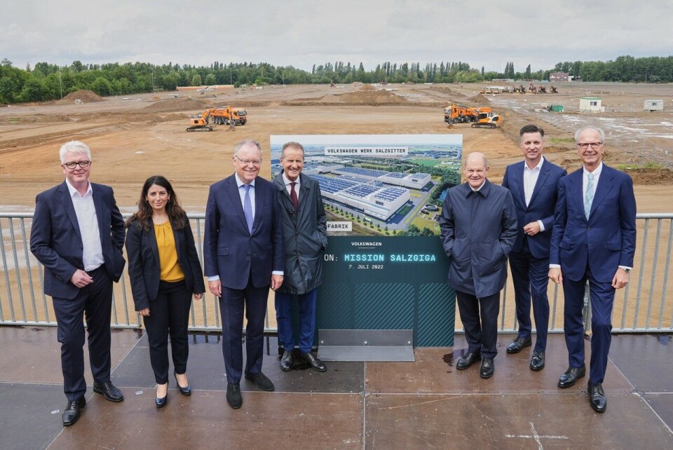 Volkswagens ledning och Salzgitter förbundskansler Olaf Scholz på plats där framtida battericellsfabriken ska ligga. Där Powerco kommer hålla till. Foto: Felix Björklund Volkswagens ledning och Salzgitter förbundskansler Olaf Scholz på plats där framtida battericellsfabriken ska ligga. Där Powerco kommer hålla till. Foto: Felix Björklund