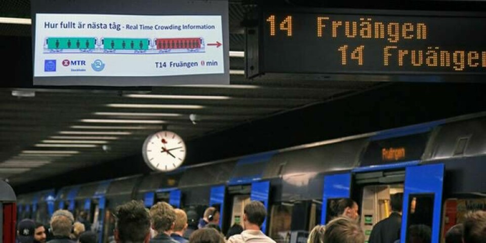 Med hjälp av skärmar som visade hur passagerarna var fördelade i nästkommande tåg kunde trängseln minskas. Foto: Peter Larsson
