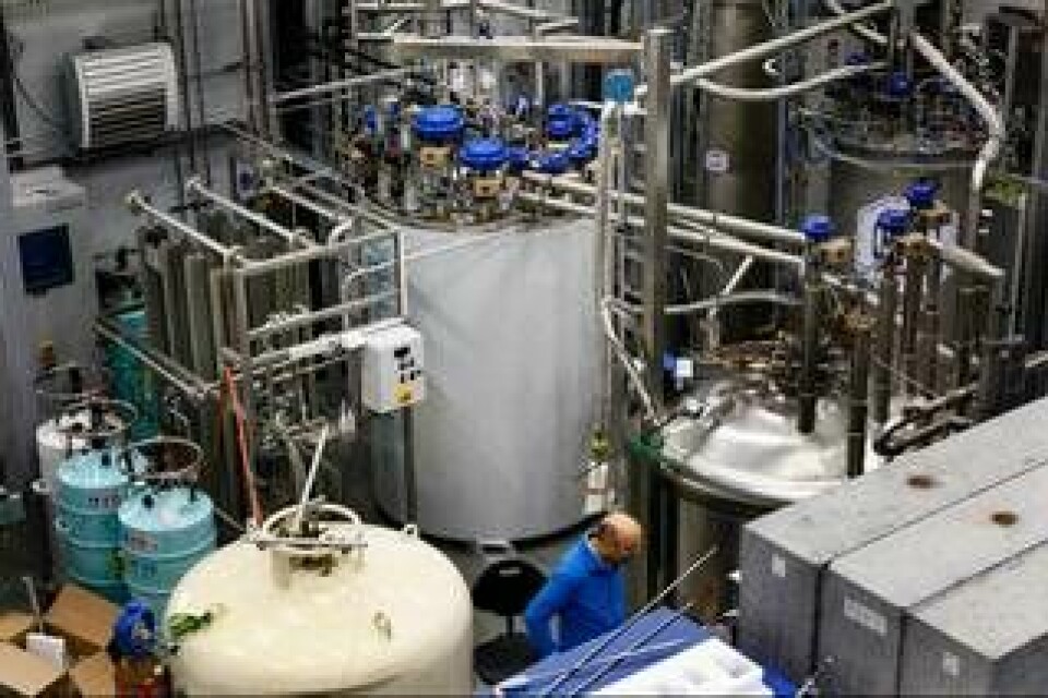 Helium produceras på plats på FREIA-laboratoriet och förvaras i en stor vit tank. Foto: Staffan Claesson