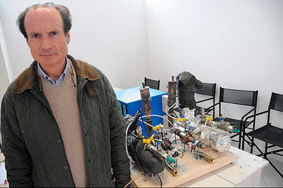 Energikatalysatorn är en energiapparat utvecklad av den italienska entreprenören Andrea Rossi. Den modell som visades upp publikt i januari 2011 bestod av ett krökt kopparrör där vatten kokades till ånga, enligt Andrea Rossi med värme från en liten reaktor i stål placerad inuti den horisontella delen av kopparröret. Foto: Mats Lewan Energikatalysatorn är en energiapparat utvecklad av den italienska entreprenören Andrea Rossi. Den modell som visades upp publikt i januari 2011 bestod av ett krökt kopparrör där vatten kokades till ånga, enligt Andrea Rossi med värme från en liten reaktor i stål placerad inuti den horisontella delen av kopparröret. Foto: Mats Lewan