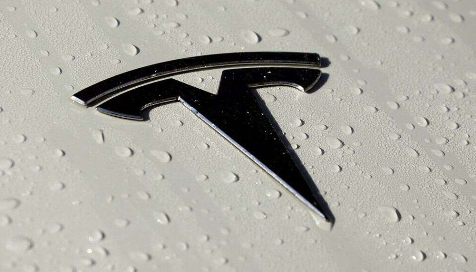 Rea på Teslas Model S och Model X. Arkivbild. Fotot är en närbild av Teslas logotyp på huven av en elbil.