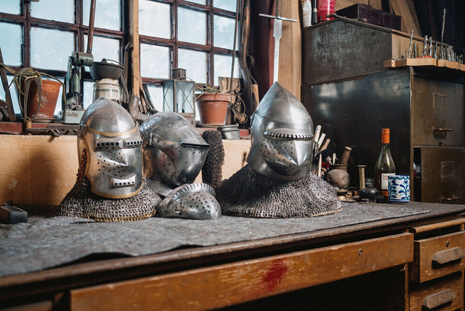 Det är detaljerna som gör helheten, anser Albert Collins, som vill skapa så tidstypiska rustningar som möjligt. Foto: TOBIAS OHLS Det är detaljerna som gör helheten, anser Albert Collins, som vill skapa så tidstypiska rustningar som möjligt. Foto: TOBIAS OHLS