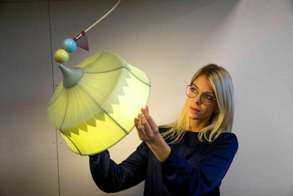Thea Svensson, civilingenjör inriktad mot teknisk design, med en lampa för barn gjord av återvunnen plast från petflaskor. Lampan lanseras till våren. Foto: Sören Håkanlind