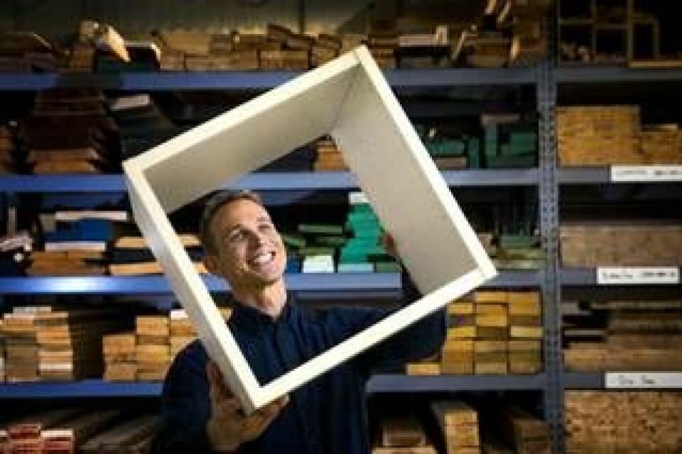 Gustav Kamf leder gruppen för mekanisk utveckling på Ikea of Sweden. I handen håller han ett skåp i serien Platsa, den första möbeln där det klassiska kopplingsbeslaget som kräver insexnyckel har ersatts av den så kallade frästappen. Foto: Sören Håkanlind