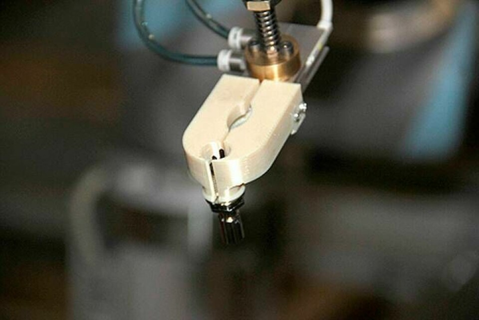Med det nya gripdonet hämtar roboten först en nippel med o-ring... Foto: Si Tech