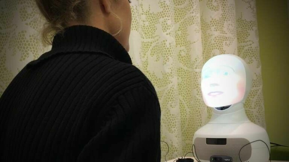 Reportern Elsa Frizell blir intervjuad av Furhat Robotics robot Tengai. Foto: Elsa Frizell