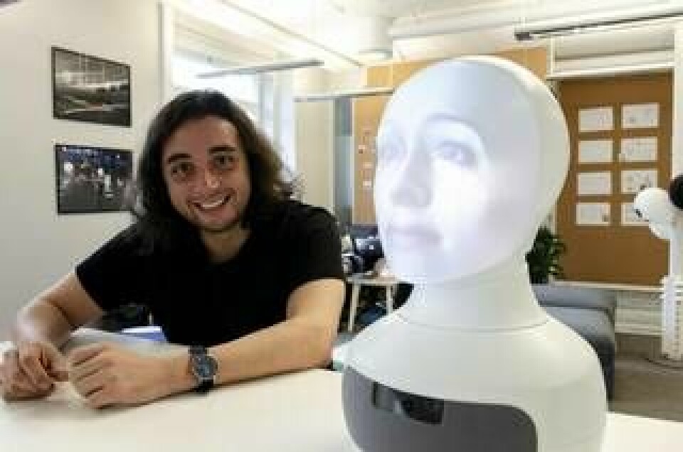 Furhats vd Samer Al Moubayed med Tengai. Roboten Tengai testas nu för att i vår börja jobba som intervjuare vid rekryteringar. Foto: Elsa Frizell