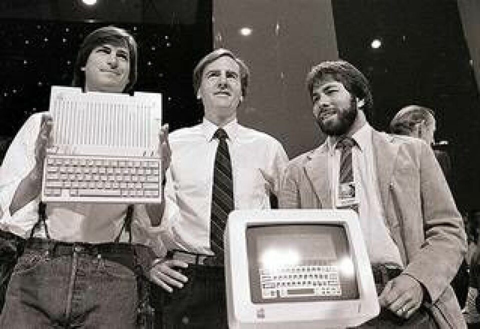 Steve Jobs, John Sculley och Steve Wozniak, Apple, visar upp Macintosh-datorn. Foto: AP Photo/Sal Veder/TT