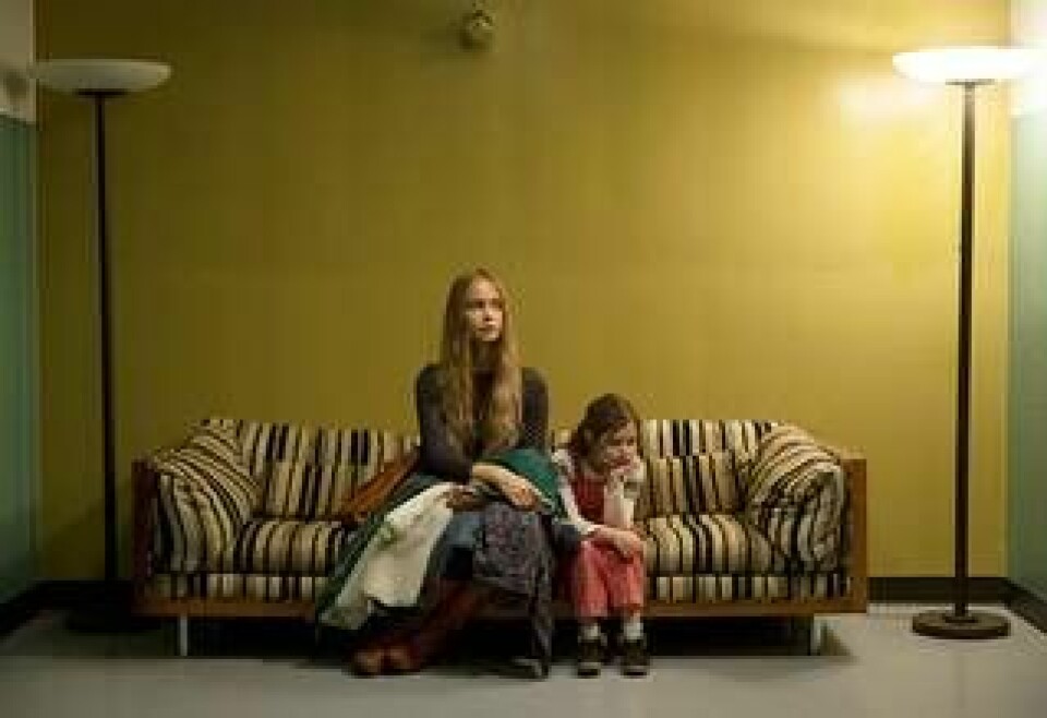 Katherine Waterston som Chrisann Brennan och Makenzie Moss som Steve Jobs dotter Lisa Brennan. Foto: Universal Pictures