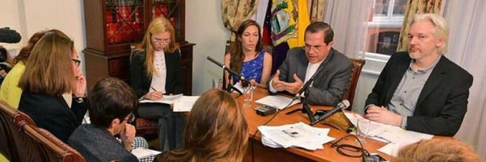 Julian Assange (till höger) bekräftade i dag under en presskonferens med Ecuadors utrikesminister Ricardo Patiño Aroca (till vänster om Assange) att Wikileaksgrundaren kommer att lämna Ecuadors ambassad snart. Foto: TT Julian Assange (till höger) bekräftade i dag under en presskonferens med Ecuadors utrikesminister Ricardo Patiño Aroca (till vänster om Assange) att Wikileaksgrundaren kommer att lämna Ecuadors ambassad snart. Foto: TT