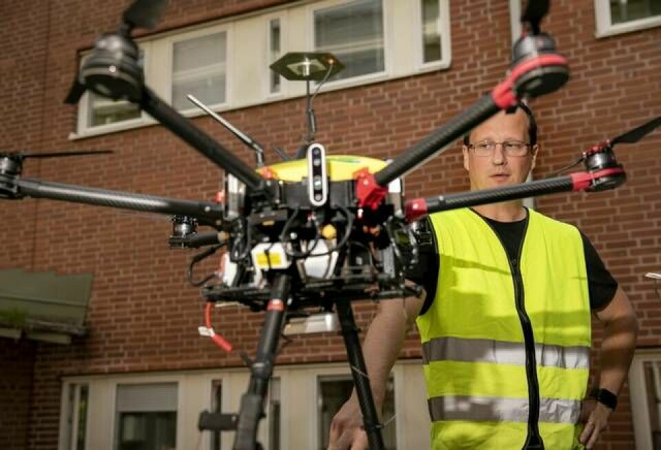Maciek Drejak, teknisk chef på Everdrone, var på lördagen med och genomförde den första helt autonoma drönarleveransen i urban miljö i Sverige. Foto: PER WAHLBERG