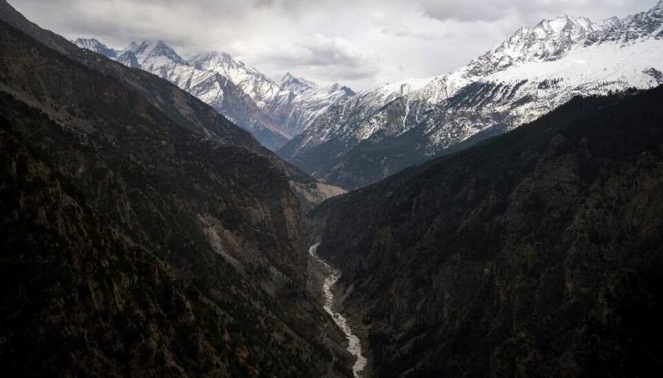 Floden Sutlej i Kinnaur-distriktet i Himachal Pradesh, Indien. Arkivbild.