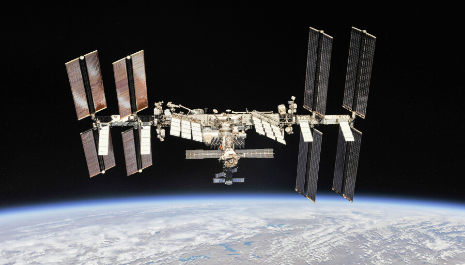 Rymdstationen ISS med jorden synlig under