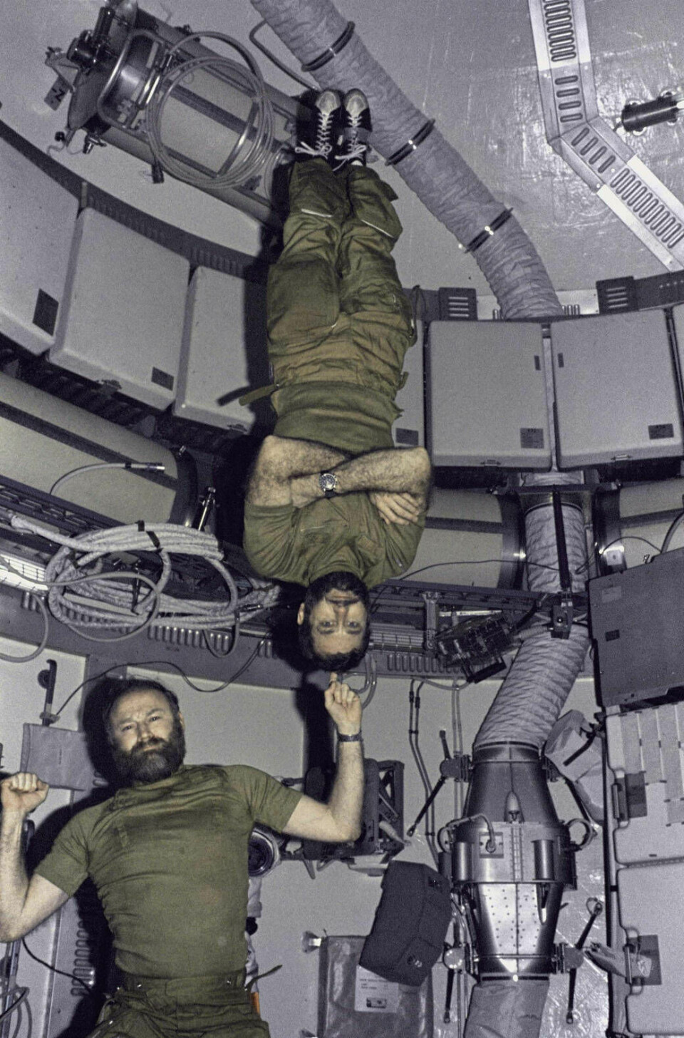 Befälhavaren på Skylab 4, Gerald Carr, demonstrerar tyngdlyftning i tyngdlöst tillstånd med astronautkollegan William Pogue.