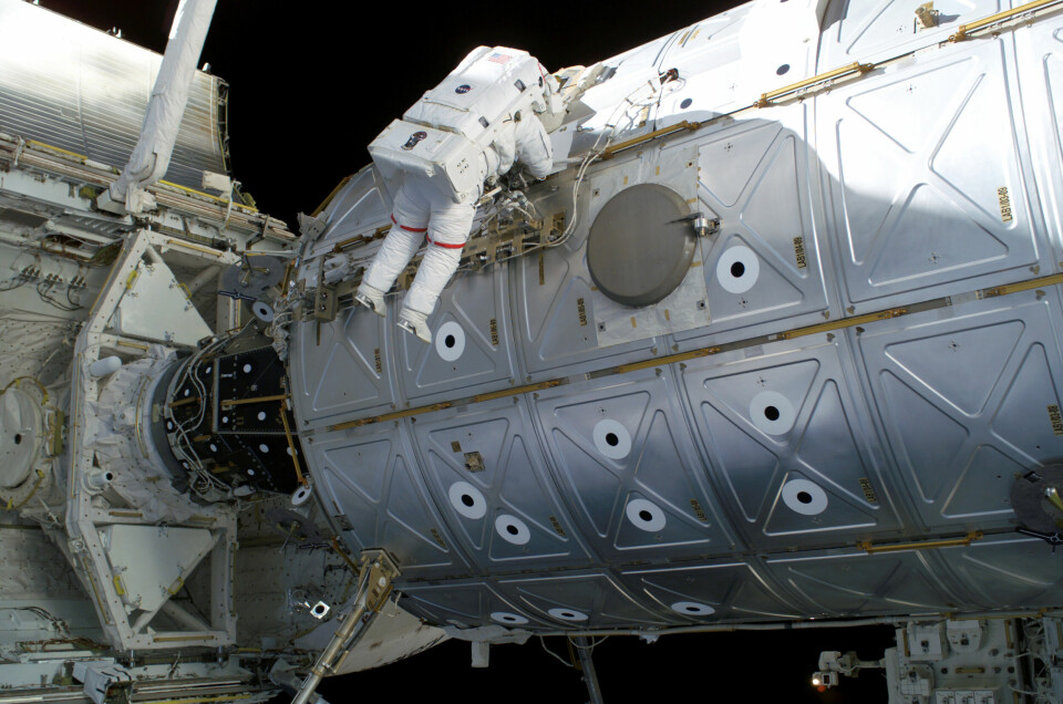 Japanska astronauten och flygingenjören Soichi Noguchi under arbete på Destiny-modulen. Soichi Noguchi har två rekord noterade i Guinness rekordbok för sitt arbete i rymden. Han var först i världen med att återvända till jorden på tre olika sätt: på vanlig landningsbana med rymdfärjan Discovery 2005, med en kapsel på Kazakstans stäpper 2009 och i Mexikanska gulfens vatten efter ett Space X-uppdrag 2020. Och han noterade även ett världsrekord för ”längst tid mellan rymdpromenader” med sina 15 års mellanrum.