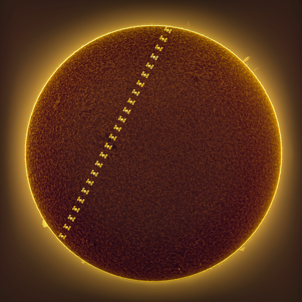 Rymdstationen färdas i en hastighet på 27 000 kilometer per timme, och det tar cirka 90 minuter för ISS att färdas ett varv runt jorden. Det innebär att besättningen varje dygn ser i genomsnitt 16 soluppgångar och lika många solnedgångar. Bilden är ett montage av sju olika fotografier som visar ISS framför solen.