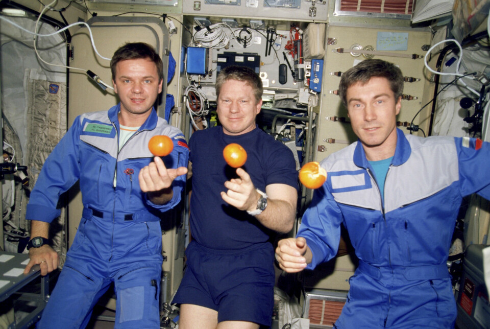 Fruktstund i Zvezdamodulen för Expedition 1-besättningen, från vänster Yuri Gidzenko, Bill Shepherd och Sergei Krikalev. Modulen innehåller bland annat kök, toaletter och sovplatser.