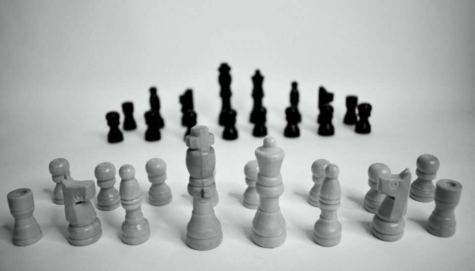 Schackpjäser grå närmast och svarta lite längre bort.