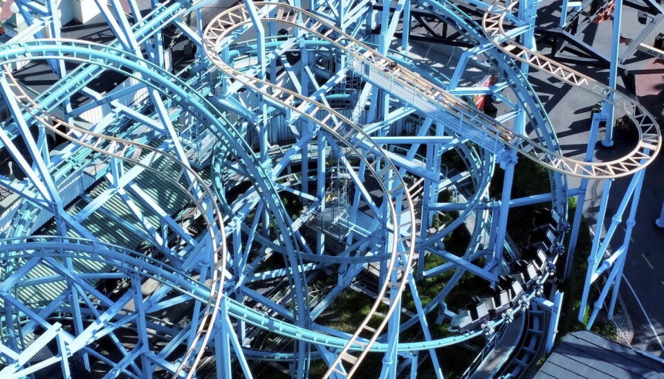En person omkom och nio personer skadades när en olycka inträffade i bergochdalbanan Jetline på Gröna Lund i Stockholm på söndagen. En person omkom och nio personer skadades när en olycka inträffade i bergochdalbanan Jetline på Gröna Lund i Stockholm på söndagen.