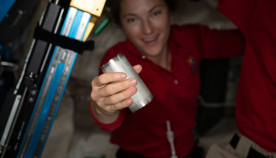 Nasa-astronauten Kayla Barron byter ut ett filter i BPA.