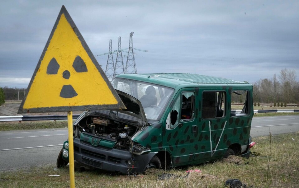 Ett övergivet ryskt fordon i närheten av kärnkraftverket i Tjernobyl. Bilden är tagen den 16 april. Foto: Efrem Lukatsky/AP/TT Ett övergivet ryskt fordon i närheten av kärnkraftverket i Tjernobyl. Bilden är tagen den 16 april. Foto: Efrem Lukatsky/AP/TT