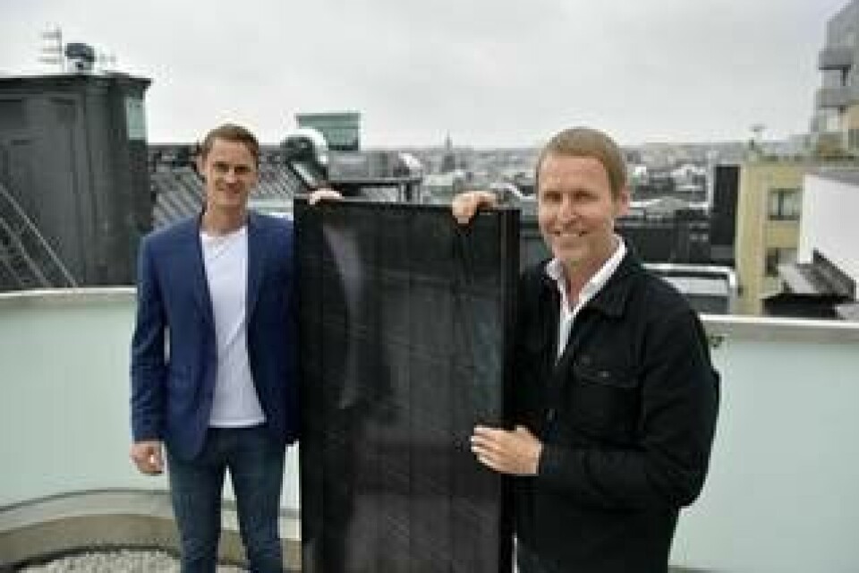 Ikea erbjuder solceller till försäljning i vissa delar av Sverige och samarbetar då med Svea Solar. Från vänster Björn Lind, ordförande i Svea Solar, och till höger Jonas Carlehed från Ikea. Foto: Anders Wiklund/TT