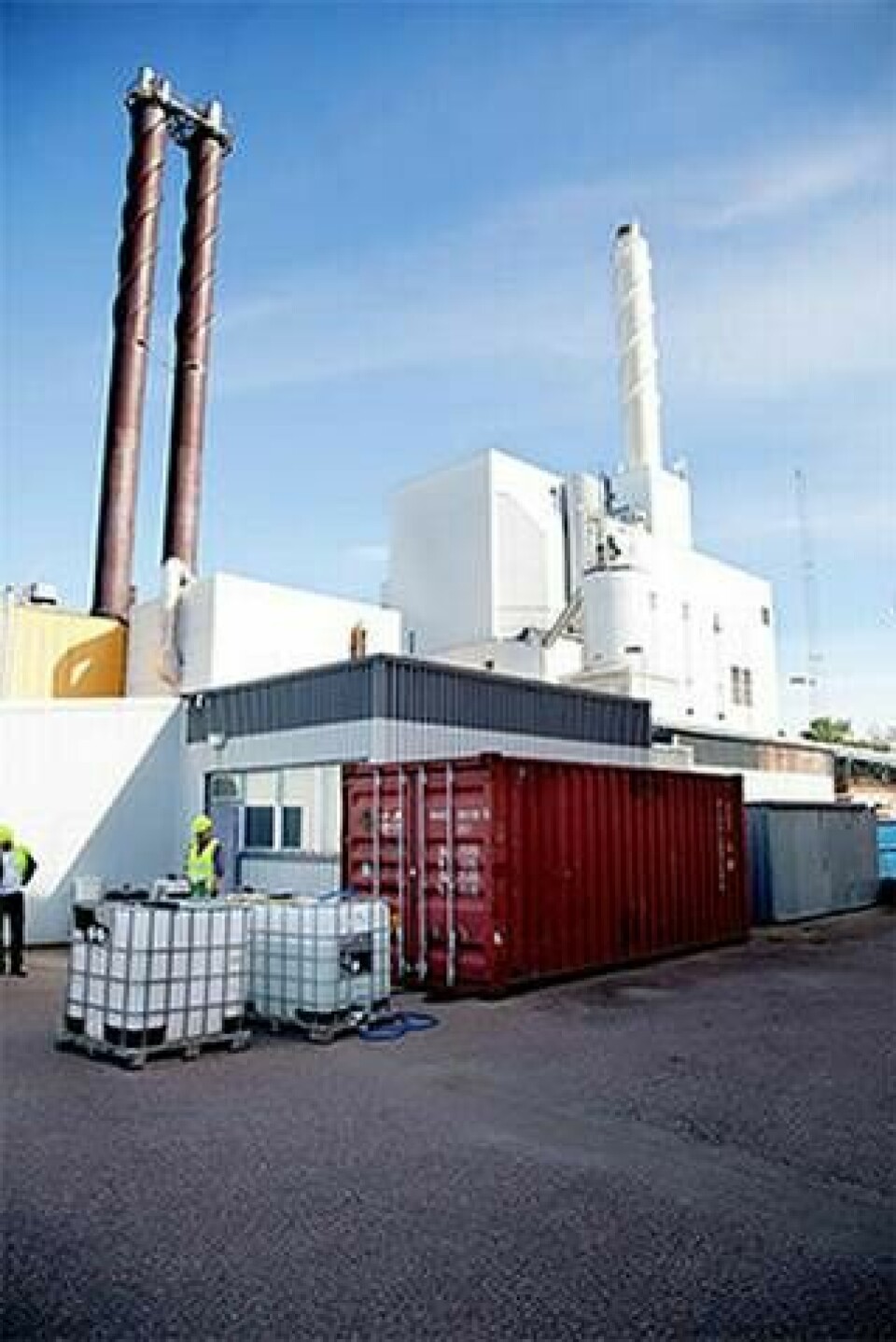 Chromaforas reningsmetod har testats i en pilotanläggning på Enköpings kraftvärmeverk. Här syns de vita plastkärlen för det smutsiga respektive rena vattnet. Foto: Jörgen Appelgren