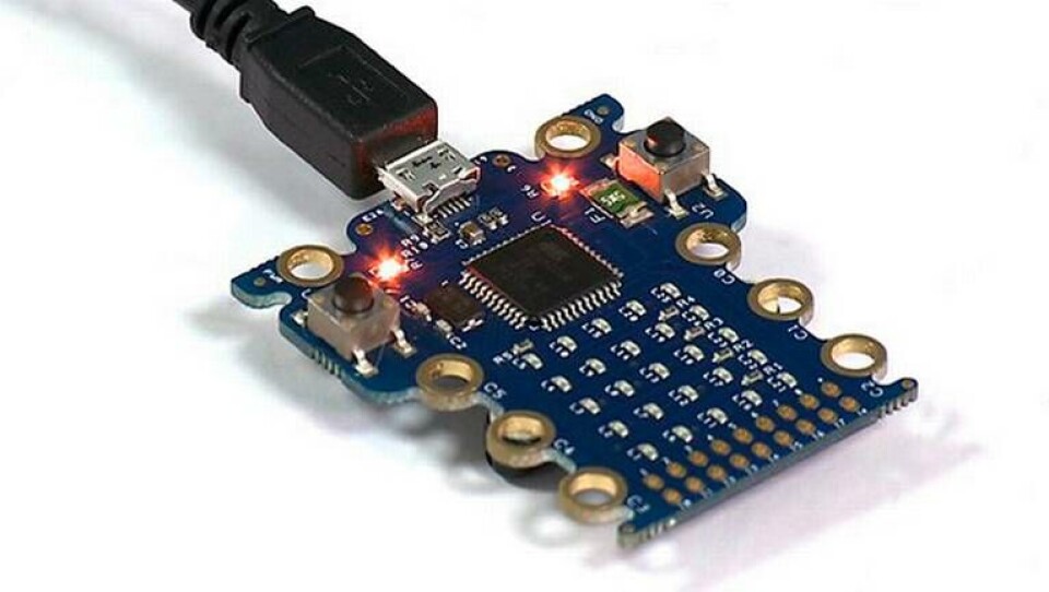 Micro Bit presenteras som en 'coding device' som ska lära brittiska elever att programmera. Foto: BBC Micro Bit presenteras som en 'coding device' som ska lära brittiska elever att programmera. Foto: BBC
