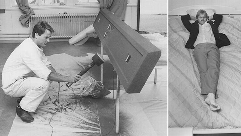 Lennart Borg gör flockbehandling av del till en vattensäng vid Flotanas sängtillverkning. Medarbetaren Thomas Carlsson vilar ut i en av företagets produkter. Foto: Ingemar Johansson ur Sydöstrans Arkiv/Blekinge museum och