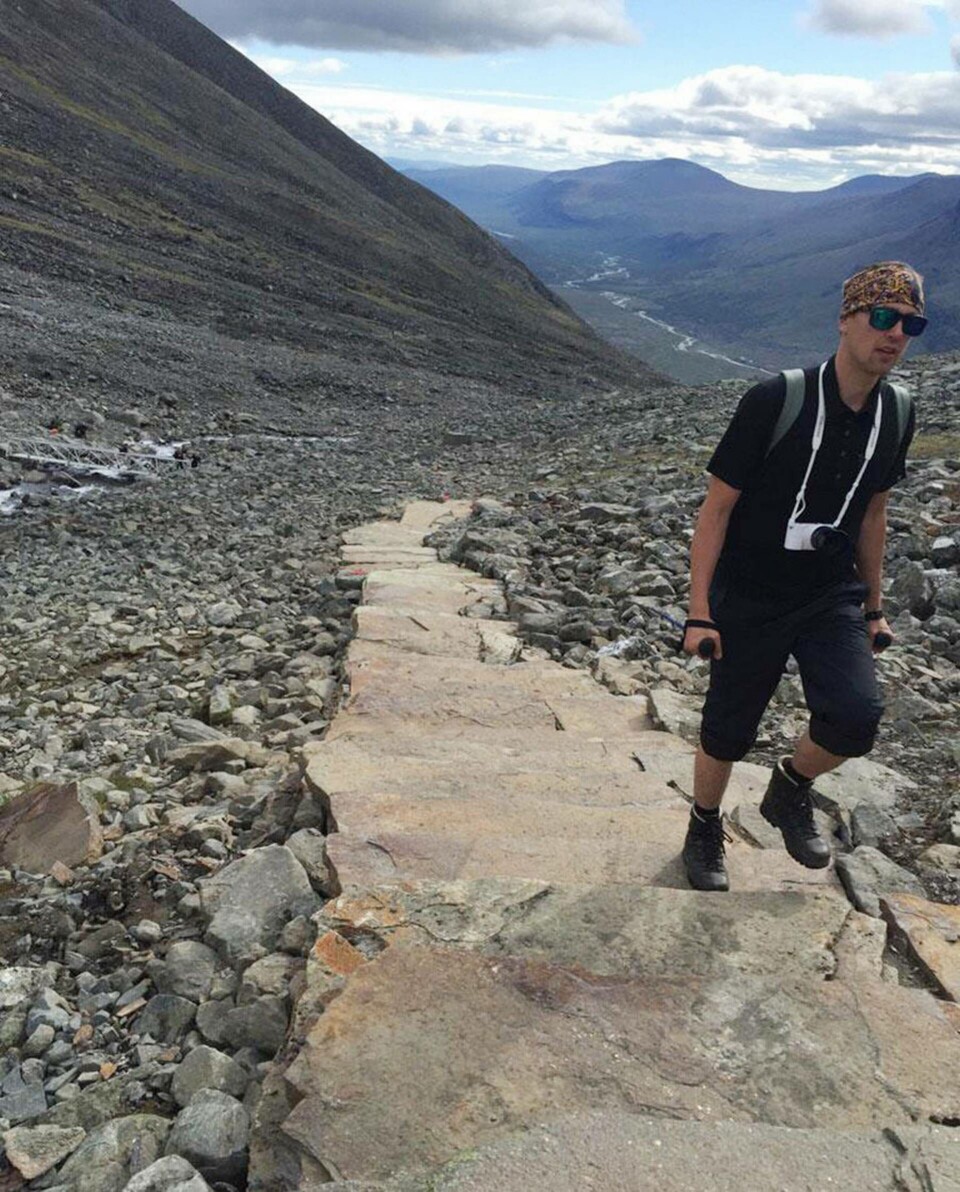 Vandrare på leden upp till Sveriges högsta fjäll, som nu rustas upp med traditionella metoder. Foto: Kjell Sundvall Vandrare på leden upp till Sveriges högsta fjäll, som nu rustas upp med traditionella metoder. Foto: Kjell Sundvall