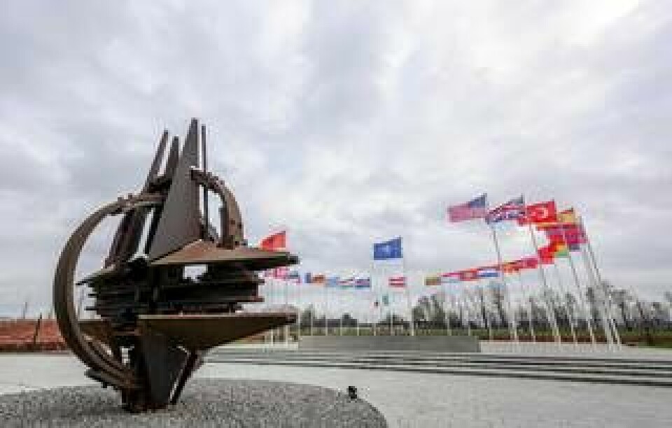 Natos symbol i statyform och de 30 medlemsländernas flaggor utanför militäralliansens högkvarter i Haren i nordöstra Bryssel. Arkivfoto. Foto: Olivier Matthys/AP/TT
