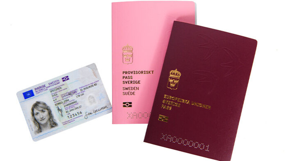 Svenska passet och nationella id-kortet i den nya version som kom januari 2022. Foto: Polisen Svenska passet och nationella id-kortet i den nya version som kom januari 2022. Foto: Polisen