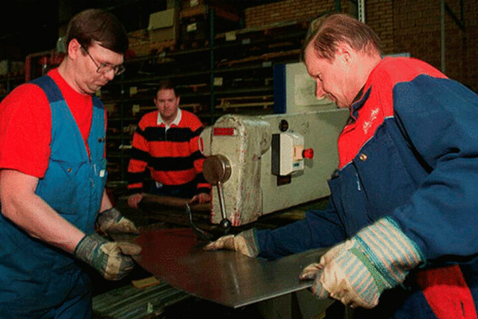 Två arbetare står vid en maskin och skär i metall 1998. I dag är oftast arbetet i industrin mer automatiserat än då – men vet dagens ungdomar det? Foto: Håkan Falk/TT