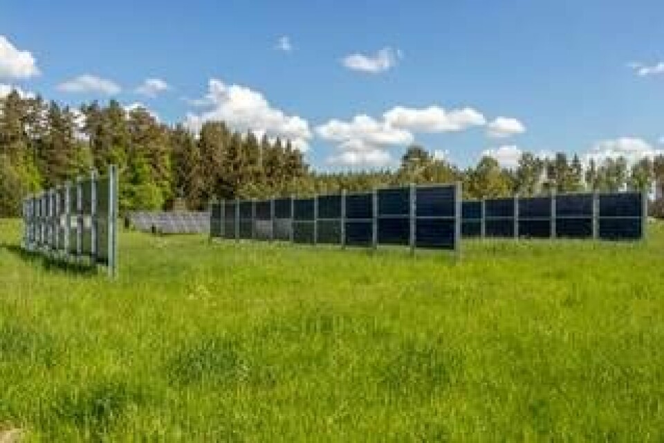 Vid Kärrbo Prästgård pågår ett forskningsprojekt om solel och odling. Dubbelsidiga solceller har monterats vertikalt i rader (längst fram) och i bakgrunden syns en referensanläggning om 12 kW med lutande dubbelsidiga paneler. Foto: Mälardalens universitet