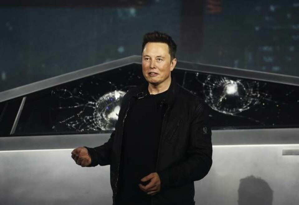 Elon Musk under presentationen av Tesla Cybertruck. Bakom honom de 'okrossbara' fönsterrutorna. Foto: TT