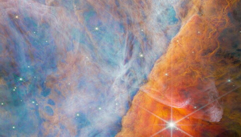 I mitten av Orionnebulosan strålar unga stjärnor i ultraviolett ljus, vilket lyser upp omgivningen på olika sätt. Längs molnbanken ligger ett litet mörkt moln i vilket en ny stjärna och möjligen flera planeter håller på att bli till. I kanten av det lilla molnet lyser det från molekyler av CH3+, vilket visas i gult i den här bilden. Bilden är tagen i infrarött ljus av rymdteleskopet James Webb med kameran NIRCam.