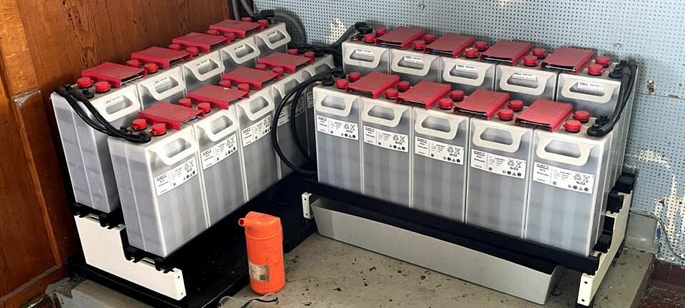 I samband med att generatorerna ställdes av sattes i stället nickelkadmiumbatterier från Saft in, om totalt 550 Ah. De agerar backup åt DGPS-anläggningen. Strömförsörjningen till fyren anses nu tillräckligt stabil på egen hand.